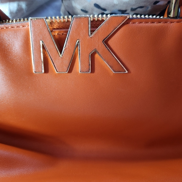 Michael Kors medium/large 9 pocket cross body purse - Picture 2 of 7